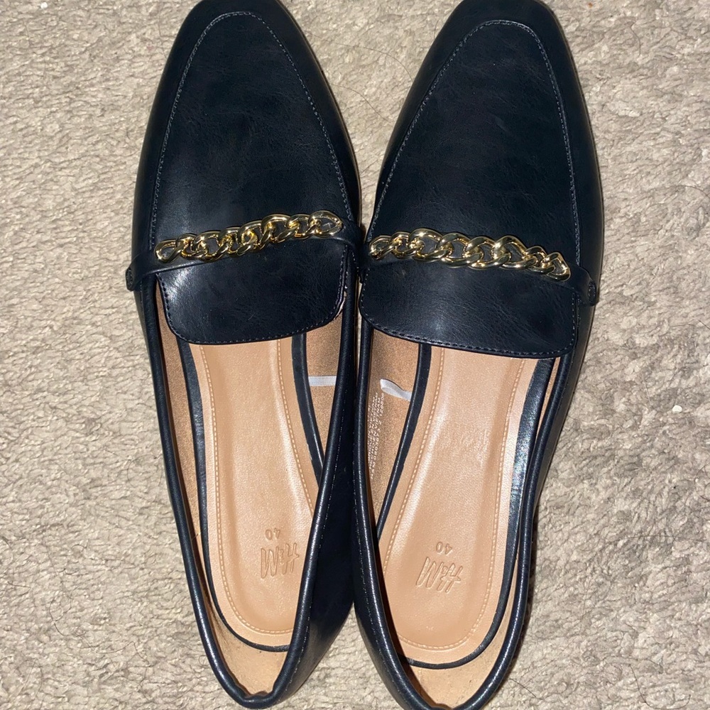 Black loafers with gold chain